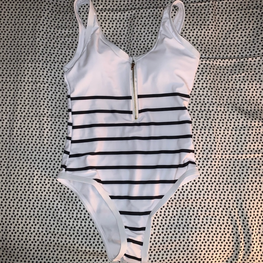 Padded bra swimsuit with zipper